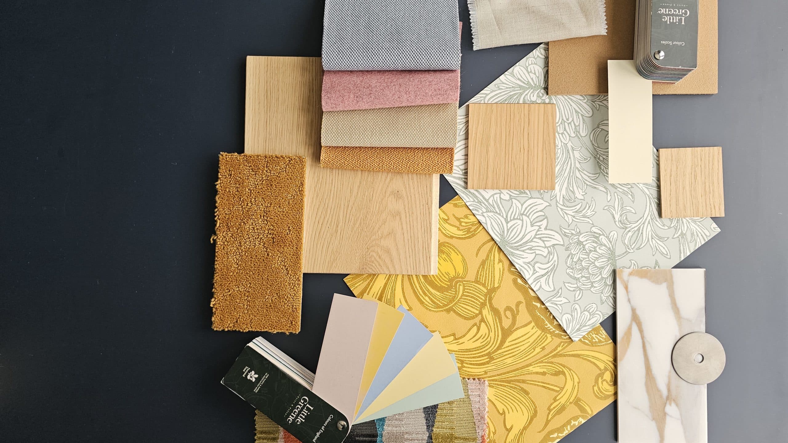 Designed by Elroy kleurplan met veel kleur, behang en hout