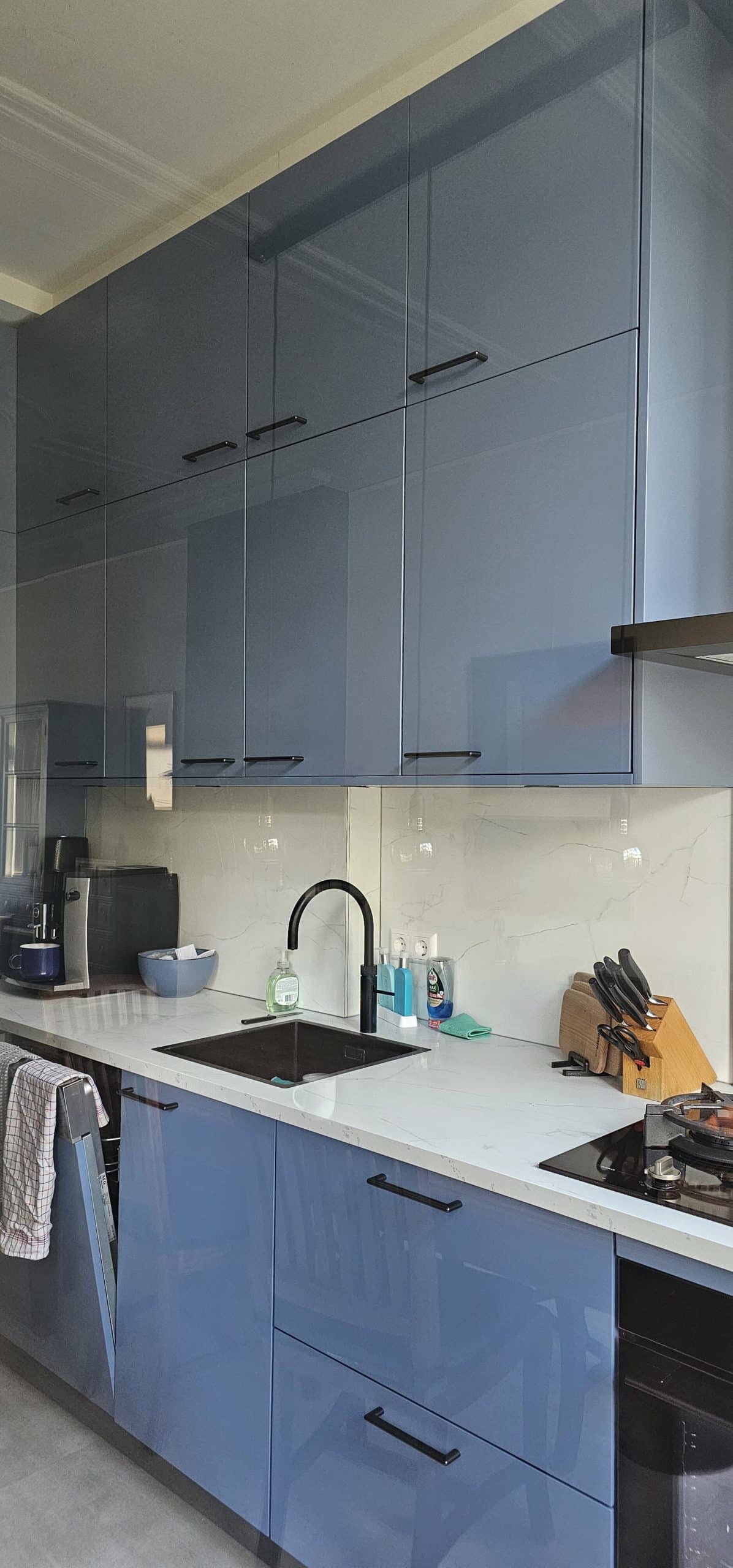 Hoge keukenkasten op maat in Den haag. Interieurontwerp door Designer Elroy