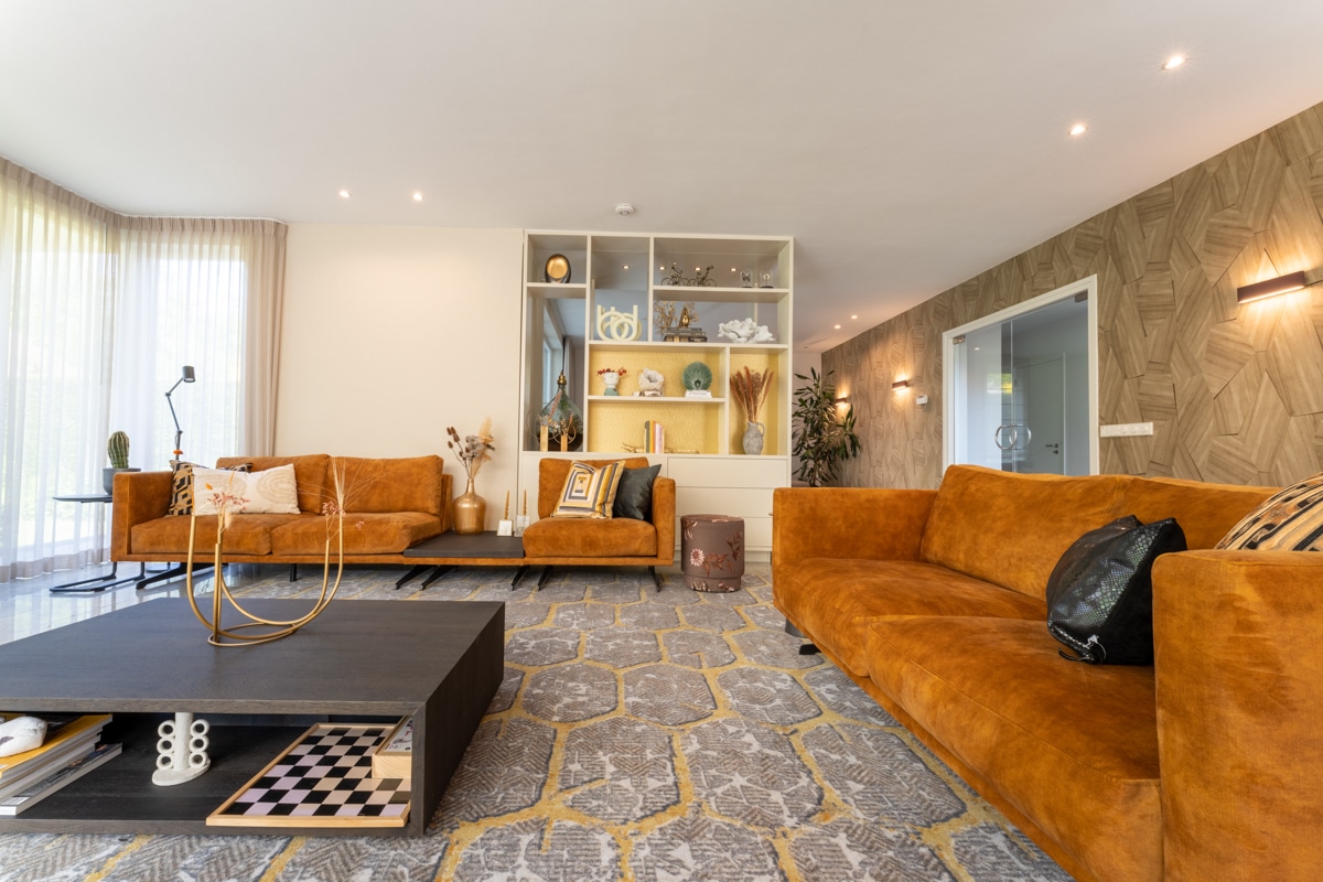 Woonkamer villa Warmond met cognac banken, Interieurontwerp door Designed by Elroy. Foto door Hannah Anthonysz