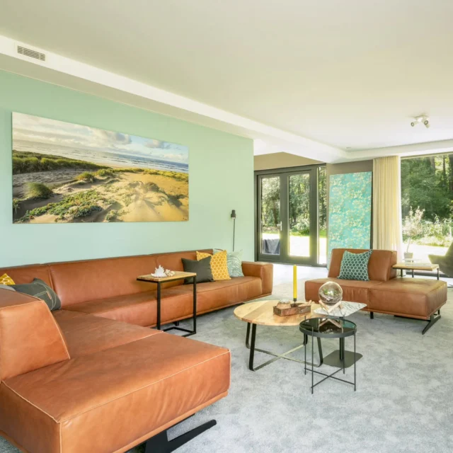 Voelt je interieur nu ook zo saai? Dan weet ik één ding zeker, je hebt geen interieurontwerper, en al helemaal niet mij, ingeschakeld.

Hoe komt dat saaie interieur?
Keuzes maken omtrent je interieur is moeilijk. Veel keuzes en wat gaat dan goed staan. Je kiest voor... de veikige opties. En die veilige opties worden nu snel saai. Maar je durft niet, omdat je 1. Het niet voor je ziet, en 2. Het is je vak niet, dus je weet niet hoe iets te combineren. Je hebt gewoon dat zetje nodig.

Ik? Ik durf! Want als interieurontwerper zie ik het voor mij en weet wat werkt. Zo durf ik allemaal op zichzelf staande spannende elementen en keuzes, makkelijk bij elkaar te voegen. Want ik weet: Al die spannende keuzes werken samen tot een fantastisch interieur. Ze gaan elkaar in balans houden.

Ik geef een paar voorbeelden:
Foto1. Deze hele zithoek staat op een vloerkleed van 4 x 7 meter. Om dat kleine bankje neer te zetten, moet je bedenken dat er geen armleuning aan zit. Dat paneel met behang daarachter, samen met de gekozen kleuren? Losstaand zijn dit spannende keuzes.
Foto 2. Durf maar twee uitgesproken kleuren bij elkaar te brengen, in deze hal gaat dat perfect!
Foto 3. Powerfull pink and purple. Het bestaande interieur hebben we met dank aan een powerfull kleurpalet een boost gegeven. Leuk is wel, alles komt perfect uit!
Foto 4. Grote kunst op een kleine muur? Te groot? Of te aanwezig? Zeker niet. Kleine kunst is juist te klein. Go big or go home.

Maak die laagjes met statements! Of laat mij het voor je doen en weet zeker dat het goed gaat. Zo wordt je interieur eigen, kleurrijk en gaaf!