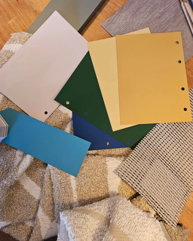 Bang voor kleur? ECHT NIET! Wat een leuk kleuradvies heb ik gegeven in Leiderdorp aan dit echtpaar. Door de keuze van een nieuwe vloer en vloerverwarming, was de beslissing om de hele begane grond op te frissen snel bedacht.

In hun oude interieur hadden ze al veel kleur, een donkerblauwe wand en een groenachtige taupe tint. Ze zijn niet bang voor kleur en het mag zelfs meer!

Kleur op de wanden en kleur op eigen gemaakte meubels. Ik gaf ze zelfs een idee voor een tv kast zodat deze hoek ook gewoon zou kloppen.

Voor de vrouw des huizes was alles goed. Manlief moest het nog even goed bij elkaar zien. Hij had met sommige kleuren een referentie aan vroeger, hierdoor kon ik schakelen waar hij zich wel en niet prettig bij voelde om ook een kleurplan te maken waar hij blij mee is.

Met kleuren van Little Greene en Farrow & Ball. We maken het af met grove gordijnen met patroon van @eijffinger_gordijnen en een transparant rolgordijn van @luxaflexnl als vitragefunctie. Beiden in samenwerking met @decoretteleiden

Ben je ook toe aan kleur in je interieur? Laten we een kleurplan maken om je interieur samen te brengen.