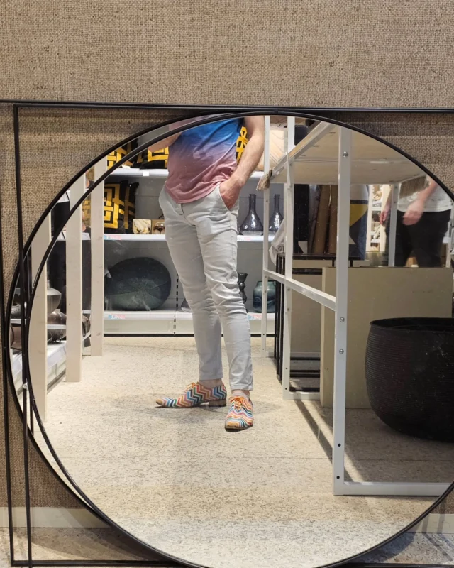 Ik word ook weleens gefopt. Soms ben ik aan het shoppen en zie ik in mijn ooghoek een flits van kleur. Dan moet ik altijd even kijken wat het is. Want soms is het iets wat je niet verwacht.

Zo kan het zijn dat ik plots een gaaf interieurobject zie.🌈 Iets wat perfect past in een interieur, de mijne of die van een klant. Het is inspiratie om mee te nemen in een toekomstig project, in de vorm van; Dit kan ook, en wat als ik dit combineer met... Voor dat toffe kleurrijke interieur.

Maar wat het vaker is: 'Een spiegel'!😅 Want dan zie ik mijn eigen kleurrijke reflectie. De flits van een van mijn kleurrijke paar schoenen. Mijn gekleurde broek of flitsende shirt.😆
Niet dat ik klaag, ik ben kleurrijk en uniek in mijn voorkomen en krijg hier regelmatig leuke complimenten over (vooral over mijn schoenen).

Maar dit laat wel zien waar ik ook als interieurontwerper voor sta. KLEUR! Persoonlijkheid. Dat gave element. En dat kleur combineren heel goed kan, ook voor een rustig interieur. En nee, dit is zeker geen 1 april grap.