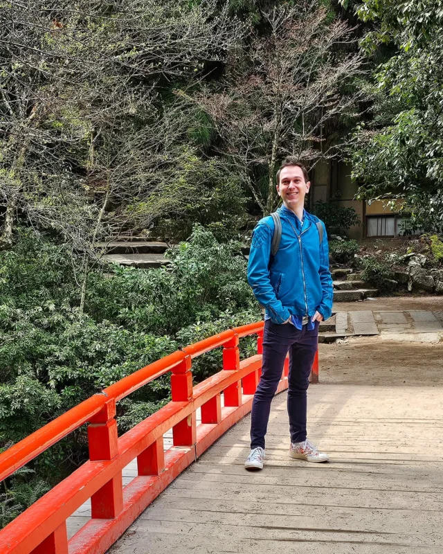 Ik ben de afgelopen weken heerlijk op vakantie geweest om nieuwe inspiratie op te doen. Ik ben Japan-gek en we hebben ons weer heerlijk ondergedompeld in de fantastische cultuur en de prachtige natuur van Japan.

En ook daar laat de natuur weer enorm veel kleur zien! Van het zacht rozige wit van de Sakura (kersenbloesem), tot diep rood van een esdoorn. Het groen van de natuur in tig verschillende tinten samen met de bruin-, grijs-, rood-, groen- en geeltinten die je in stenen, aarde en zand tegenkomt.
Ook de inspiratie vanuit de Japanse architectuur, waar kleur ook zeker terugkomt, heeft mij nieuwe ideeën gegeven.

Ik sta weer klaar om deze natuurlijke kleuren en architectonische vormen door te voeren in elk interieur. Ben jij er klaar voor?