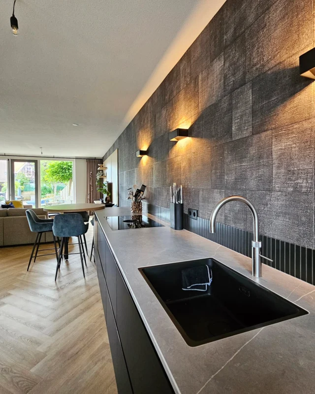 Wat als de oude keuken niet meer functioneert zoals jij wilt? De kleur staat je al een tijd niet meer aan, sommige apparatuur werkt niet meer naar behoren. En die indeling vind je ook niet handig.

Dan is het tijd voor een nieuwe keuken. Een keuken waar koken wel leuk wordt. Een keuken die wel past bij de rest van het interieur.

Deze keuken in Zwammerdam is helemaal geswitcht in opstelling. Waar spoelen eerst bij het raam en koken op de andere wand gebeurde, staat daar nu een hoge kastenwand en een coffee corner en is het vrij bij het raam. Een kastenwand heeft plaats gemaakt voor het koken aan de lange wand.

En om te zorgen dat de achterwand niet een verdwaald einde zou worden, hebben we deze wand in de kleur Pollen II van @paintandpaperlibrary geschilderd. Deze kleur zorgt voor een warme keuken die bij elkaar getrokken wordt.

Is het tijd voor een keuken die wel met het kleurrijke interieur meedoet? Waar de keuken ook meedoet met de rest van de indeling? Om er echt een geheel van te maken, dan ontwerp ik graag een keuken voor je.

Keuken: @deknikker.keukens.badkamers 
Behang: @artewalls 
Barkrukken: @keijserenco 
En natuurlijk het ontwerp en advies van mijn hand