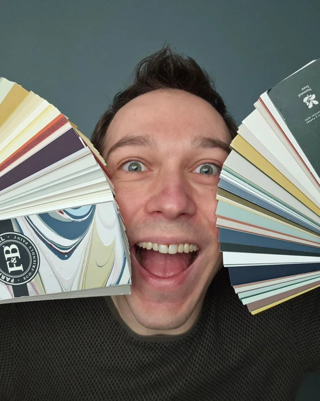 Weet jij al welke kleuren goed staan in je interieur? Ben jij maar voor wit gegaan omdat 'dit zo lekker fris staat'? Omdat je nog geen idee had bij het verhuizen en dacht, ik zie wel wanneer ik er woon...

🏠...nu, jaren later, is het nog steeds wit. Voelt je interieur saai en heeft jouw interieur totaal geen samenhang. Wat je ook maar probeert met accessoires, het is het gewoon niet.

En nu?
NU! Is het tijd dat ik kleuradvies bij je kom geven. We nemen 2 uur de tijd om je interieur te bespreken en een gaaf kleurplan bij elkaar te leggen.🟩🟦🟨🟫
Ik stel je allerlei vragen over je interieur en dus niet alleen over kleur. Je krijgt er dus gratis interieuradvies bij. Want ik vind dat interieur en kleur hand in hand gaan.
Naderhand krijg je een document met wat we besproken hebben, zo hoef je niet zelf proberen mee te schrijven✏️ tijdens het advies.

Waarom zou ik kleuradvies bij je boeken, Elroy?
Hoogst waarschijnlijk is je interieur geen eenheid, is het onrustig en voelt het vaak als een zooitje. Je krijgt het gewoon niet zelf voor elkaar. En de keuzes die je maakt, die vind je wel spannend om te doen, maar zodra je het gedaan hebt, is het helemaal niet spannend.
Als interieurontwerper heb ik mij gespecialiseerd in kleur. Nee, geen circuskleuren combinaties, combinaties zoals de natuur doet, tinten die bij elkaar passen en rust brengen.🏞

Hoe, wat en waar?
Een kleuradvies is 397,- voor deze 2 uur en ik kom natuurlijk altijd bij je thuis. Stuur mij een bericht en we plannen een datum.
Twijfel je nog? Laat het in de comments hieronder weten en ik weet zeker dat een van mijn blije klanten hun ervaring met je deelt😊